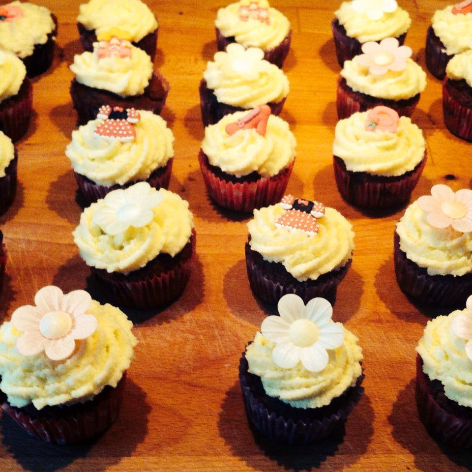 Erdnuss-Creme Cupcakes mit Orangen-Zimt Topping